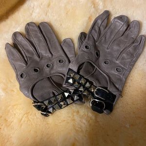 Valentino Rockstud Calfskin leather driving gloves in size 7 1/2